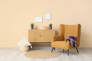 Klozet, koltuk ve lavanta çiçekleriyle oturma odasının içinde.