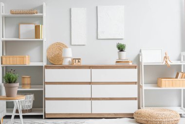 Güzel lavanta çiçekli tencere ve şık oturma odasındaki şifoniyerin üstünde dekor.