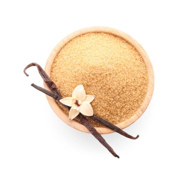 Beyaz arka planda bir kase tatlı vanilya şekeri.