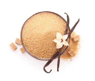 Beyaz arka planda bir kase tatlı vanilya şekeri.