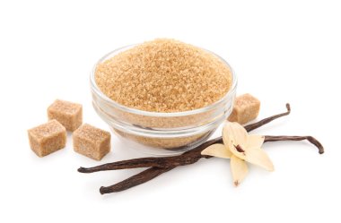 Beyaz arka planda bir kase tatlı vanilya şekeri