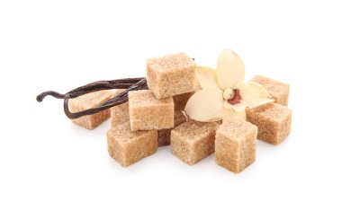 Beyaz zemin üzerinde tatlı vanilya şekeri küpleri