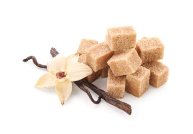 Beyaz zemin üzerinde tatlı vanilya şekeri küpleri