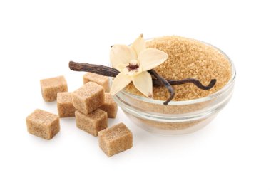 Beyaz arka planda bir kase tatlı vanilya şekeri