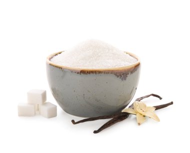 Beyaz arka planda bir kase tatlı vanilya şekeri