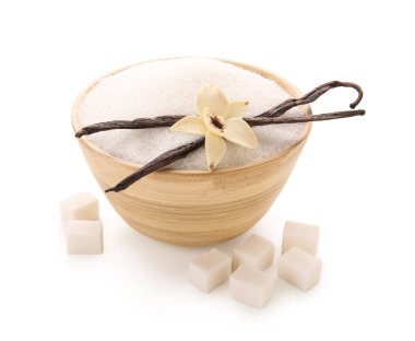 Beyaz arka planda bir kase tatlı vanilya şekeri