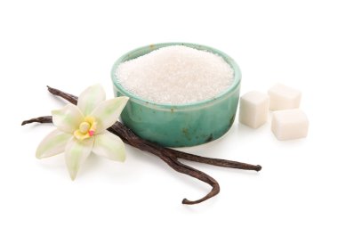 Beyaz arka planda bir kase tatlı vanilya şekeri