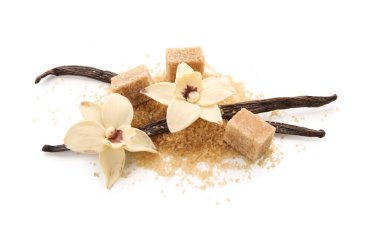 Beyaz zemin üzerinde tatlı vanilya şekeri yığını