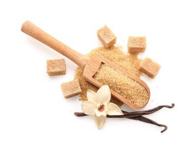 Beyaz arka planda bir kepçe tatlı vanilya şekeri.