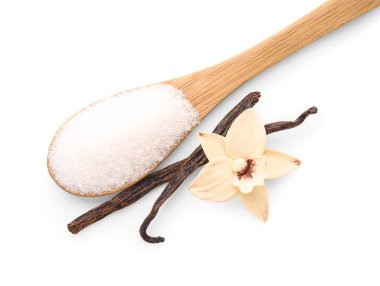 Beyaz arka planda bir kaşık tatlı vanilya şekeri.