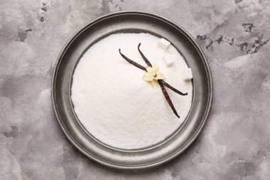 Arkaplanda tatlı vanilya şekeri tabağı, üst görünüm