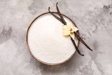 Bir kase tatlı vanilya şekeri.