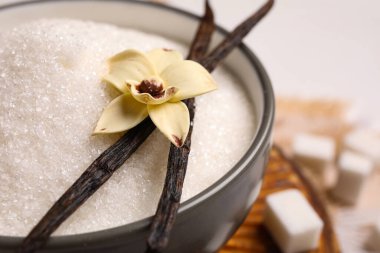 Masada bir kase tatlı vanilya şekeri, yakın plan.