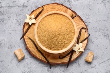 Gri arka planda bir kase tatlı vanilya şekeri.