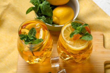 Beyaz arka planda naneli limonlu buzlu çay.