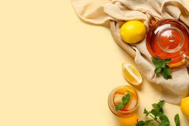 Çaydanlık ve bir bardak limonlu buzlu çay.