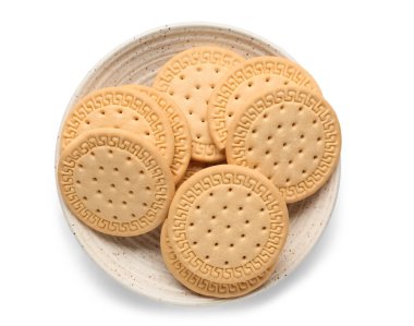 Beyaz arka planda tatlı kurabiyeli tabak