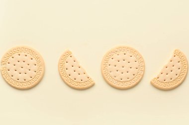 Sarı arka planda tatlı kurabiyeler