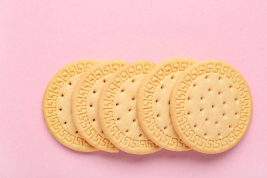 Pembe arka planda bir sürü tatlı kurabiye