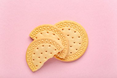 pembe bir arka plan üzerinde tatlı kurabiye