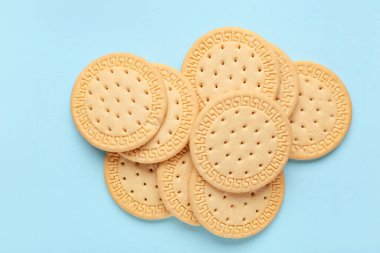 Mavi arka planda bir sürü tatlı kurabiye