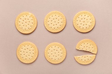 Bej arkaplanda tatlı kurabiyeler