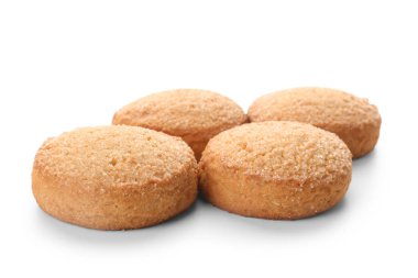 Beyaz arka planda taze tatlı kurabiyeler