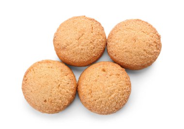 Beyaz arka planda taze tatlı kurabiyeler