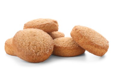 Beyaz arka planda bir sürü tatlı kurabiye