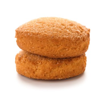 Beyaz arka planda taze tatlı kurabiyeler