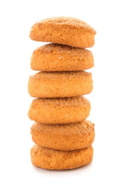 Beyaz arkaplanda bir yığın tatlı kurabiye