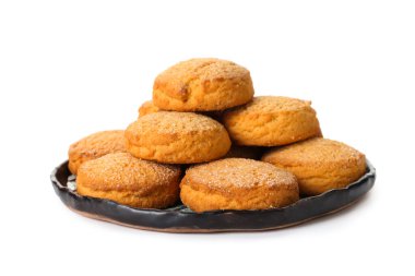 Beyaz arka planda taze tatlı kurabiyeler.