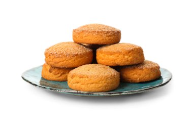 Beyaz arka planda taze tatlı kurabiyeler.