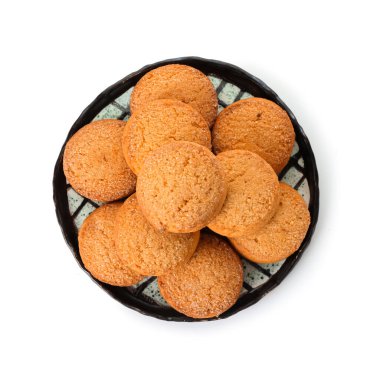 Beyaz arka planda tatlı kurabiyeli tabak