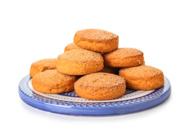 Beyaz arka planda tatlı kurabiyeli tabak