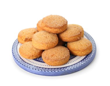 Beyaz arka planda tatlı kurabiyeli tabak