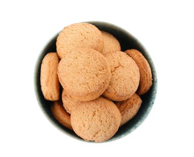 Beyaz arka planda tatlı kurabiyeler olan kase