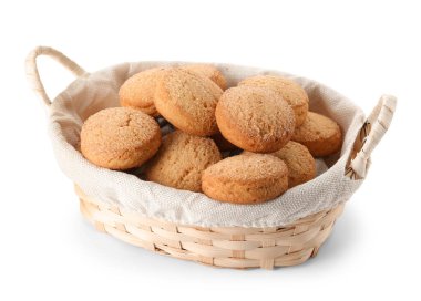 Beyaz arka planda tatlı kurabiyeler olan hasır sepet.