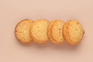 Kahverengi arka planda tatlı kurabiyeler