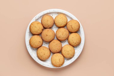 Kahverengi zemin üzerinde tatlı kurabiyeler olan tabak