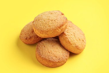 Sarı arka planda bir sürü tatlı kurabiye, yakın plan.