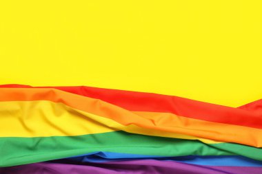 Sarı arkaplanda LGBT bayrağı