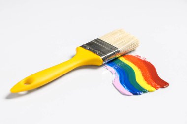Beyaz arkaplanda LGBT bayrağı renkleri ile boyalı fırça, yakın plan