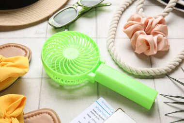 Hafif fayanslı yaz aksesuarları ve mini yelpaze