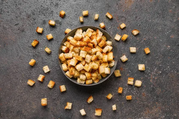 Koyu arkaplanda çıtır çıtır krakerler var.