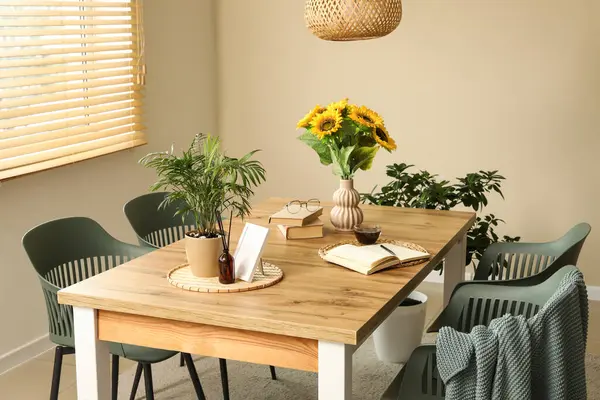 Oda içi ayçiçekli yemek masası.