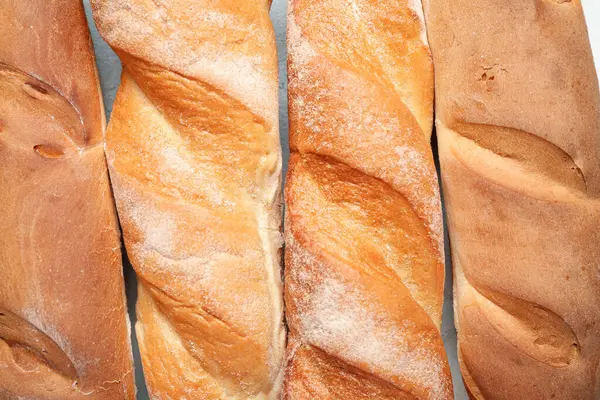 Açık mavi arka planda pek çok taze baget, yakın plan