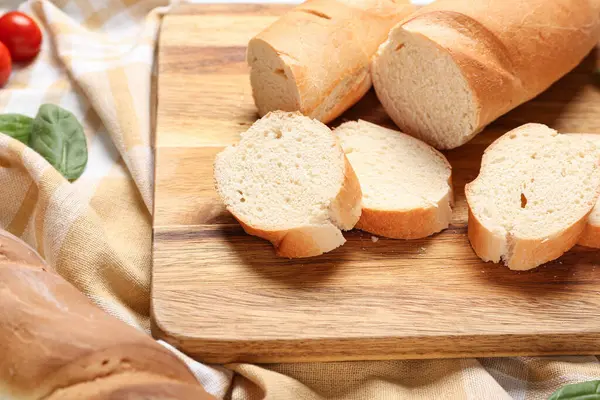 Tahta tahta, taze baget ve peçeteye fesleğen, yakın plan.