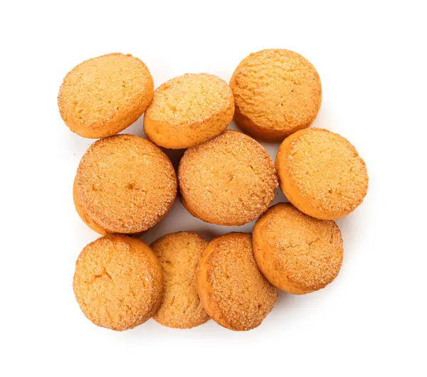 Beyaz arka planda bir sürü tatlı kurabiye