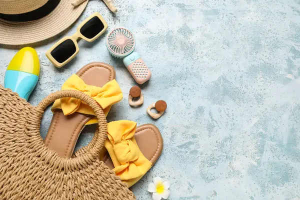 Kadın yaz aksesuarları ve mavi grunge arka plan üzerinde mini fan ile çanta metin için yer ile